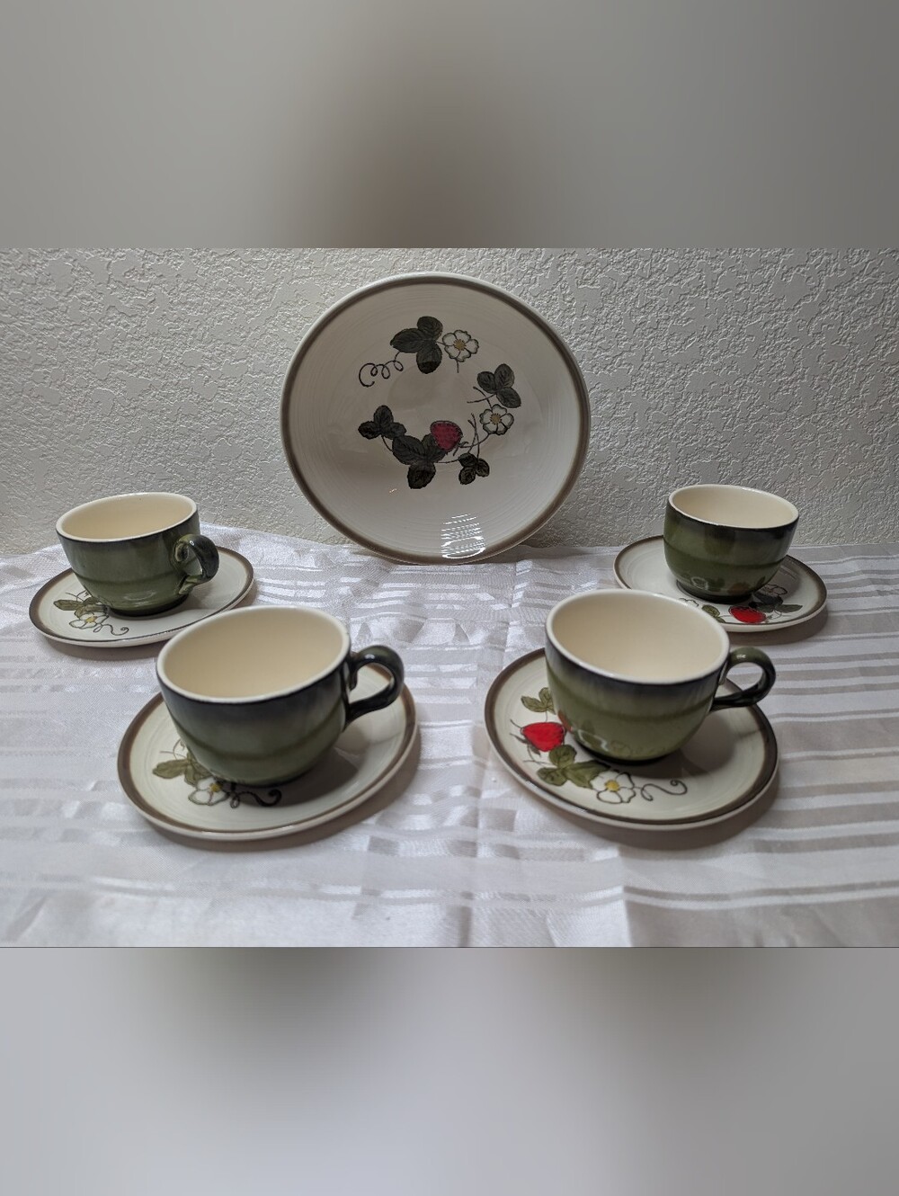 Metlox Poppytrail Strawberry Saucers Plates Mugs Serving Bowl Dishes Vintage4